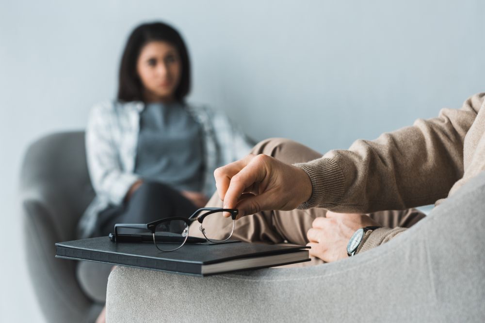 “VIVERE MOMENTO PER MOMENTO” di Jon Kabat-Zinn, edito da Tea pratica e altri editori.
